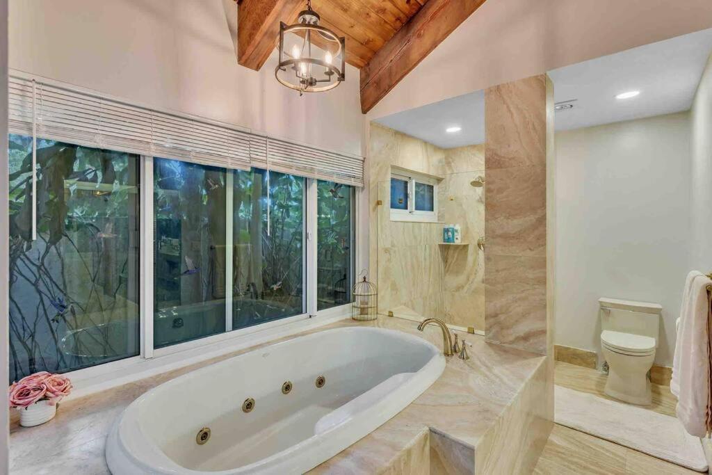 Rare Hidden Getaway Heated Pool 1.5 Acres! Sleeps 16 Villa Fort Lauderdale Eksteriør bilde