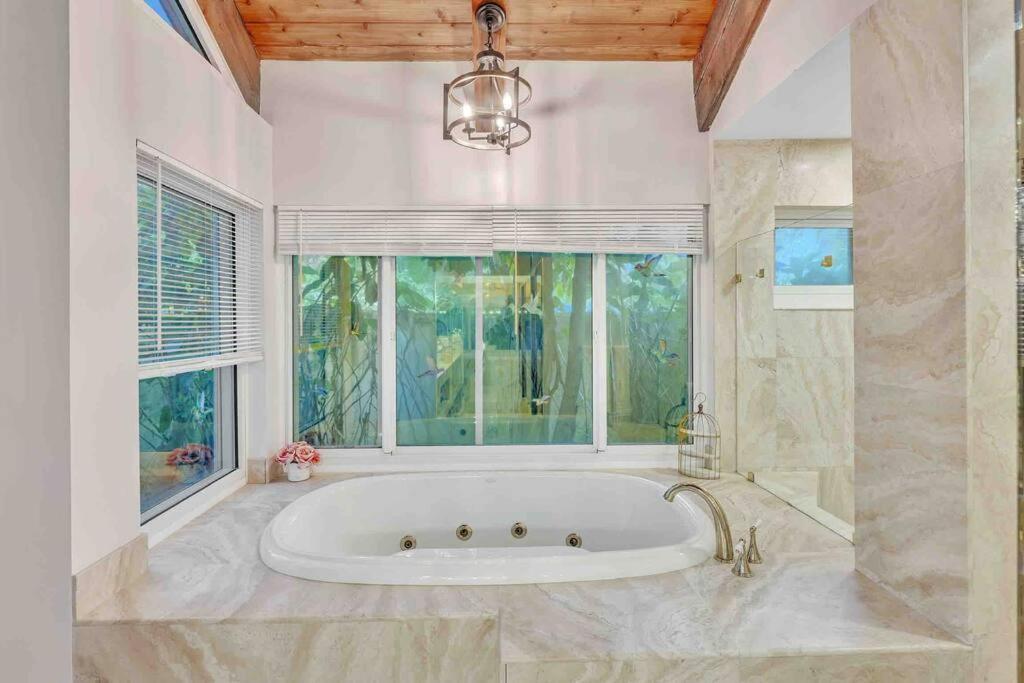 Rare Hidden Getaway Heated Pool 1.5 Acres! Sleeps 16 Villa Fort Lauderdale Eksteriør bilde